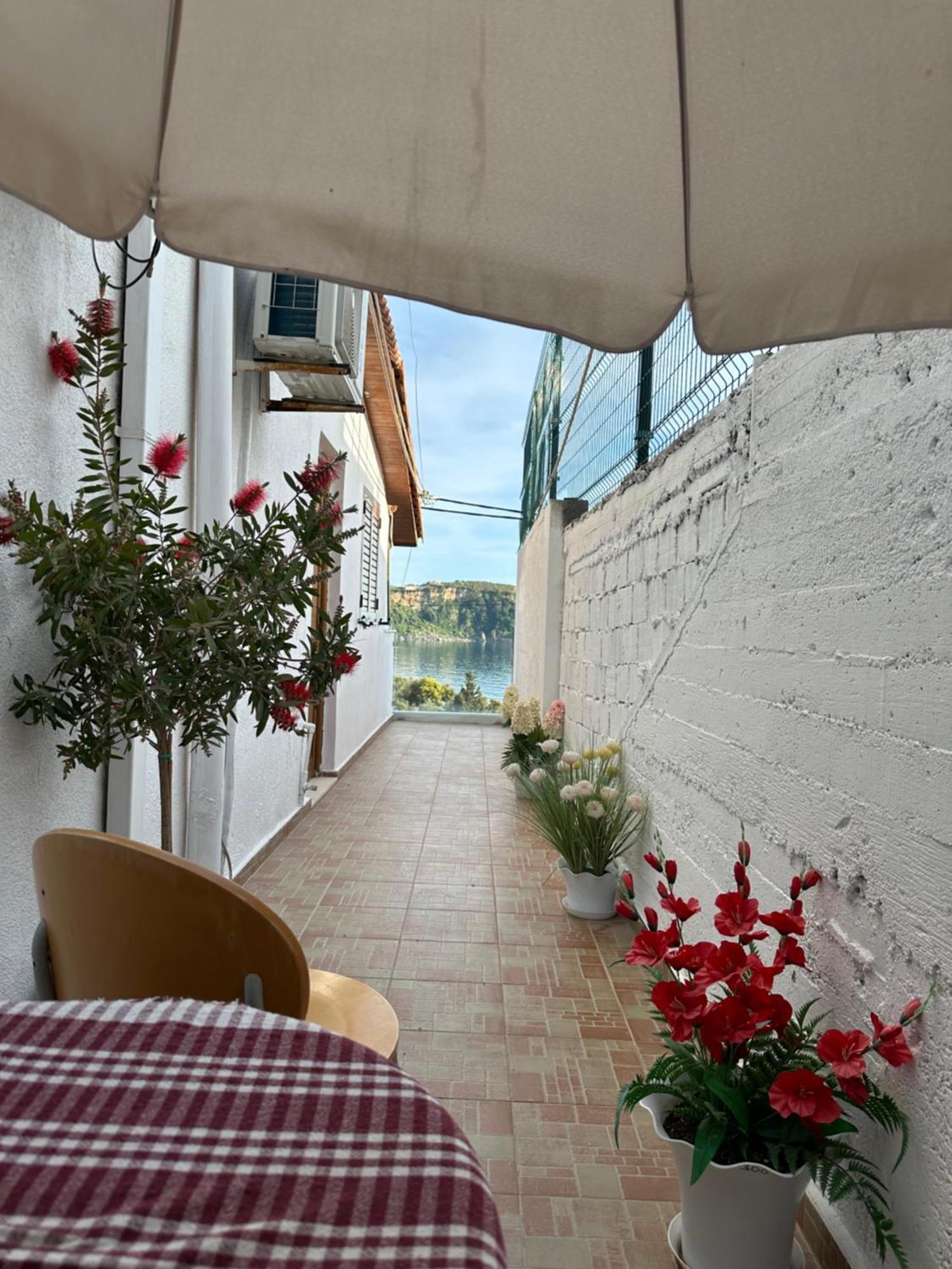 Lazaris Kwstas Rooms Himare Esterno foto
